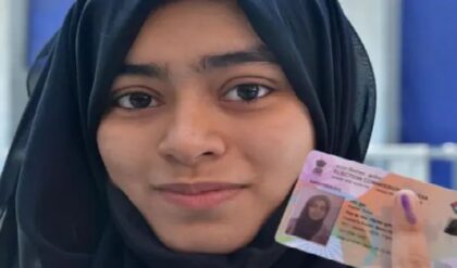 ইলেকশন কমিশনের বড় উপহার: সশরীরে না গিয়েই মোবাইলে পান আসল ভোটার কার্ড, বৈধতা নিয়ে আর সংশয় নয়!