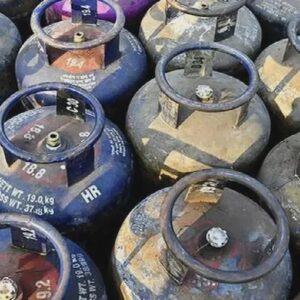 গ্যাসের কালোবাজারিতে শাসক দলের কাউন্সিলর? জলপাইগুড়িতে তুলকালাম, ক্ষোভে ফেটে পড়লেন গ্রাহকরা!