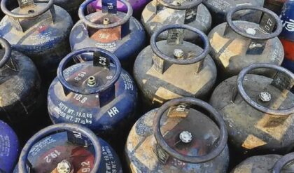 গ্যাসের কালোবাজারিতে শাসক দলের কাউন্সিলর? জলপাইগুড়িতে তুলকালাম, ক্ষোভে ফেটে পড়লেন গ্রাহকরা! গ্যাসের কালোবাজারিতে শাসক দলের কাউন্সিলর? জলপাইগুড়িতে তুলকালাম, ক্ষোভে ফেটে পড়লেন গ্রাহকরা!