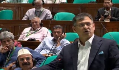 তারেক রহমানের বড় চাল! আওয়ামী লীগের রাজনীতি নিষিদ্ধই রাখল বিএনপি, নেপথ্যে কি অন্য কোনো সমীকরণ? তারেক রহমানের বড় চাল! আওয়ামী লীগের রাজনীতি নিষিদ্ধই রাখল বিএনপি, নেপথ্যে কি অন্য কোনো সমীকরণ?