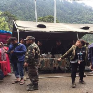 নদীর ওপর অস্থায়ী ব্রিজ, সেনার কাঁধে চড়ে ফিরলেন পর্যটকরা! উত্তর সিকিমে অসাধ্য সাধন ভারতীয় সেনার নদীর ওপর অস্থায়ী ব্রিজ, সেনার কাঁধে চড়ে ফিরলেন পর্যটকরা! উত্তর সিকিমে অসাধ্য সাধন ভারতীয় সেনার