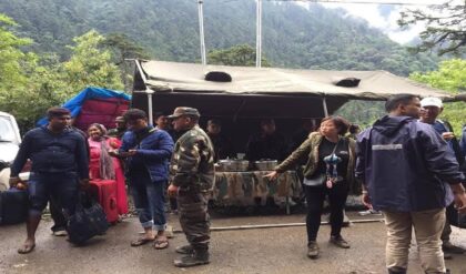 নদীর ওপর অস্থায়ী ব্রিজ, সেনার কাঁধে চড়ে ফিরলেন পর্যটকরা! উত্তর সিকিমে অসাধ্য সাধন ভারতীয় সেনার