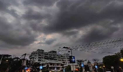 আকাশে কালো মেঘের পাহাড়, শুরু বজ্রপাত ও ঝড়! বুধবারও কি ভিজবে বাংলা? জানুন আবহাওয়া দফতরের লেটেস্ট আপডেট আকাশে কালো মেঘের পাহাড়, শুরু বজ্রপাত ও ঝড়! বুধবারও কি ভিজবে বাংলা? জানুন আবহাওয়া দফতরের লেটেস্ট আপডেট