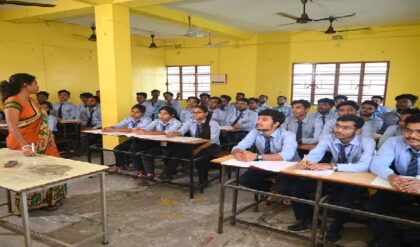 সিলেবাসে নেই বই, পকেটে নেই সময়! CBSE-র ‘অসম্ভব’ নির্দেশে মাথায় হাত পড়ুয়া ও অভিভাবকদের