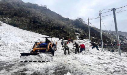 লাচেনে হাড়হিম করা পরিস্থিতি! ধসে বিচ্ছিন্ন যোগাযোগ, পর্যটকদের বাঁচাতে দেবদূতের মতো হাজির জওয়ানরা