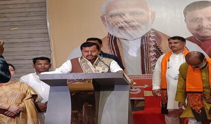 “মুখে খেলা হবে, আসলে স্লোগানের খেলা!” মেসি-কাণ্ড টেনে মালদা থেকে মমতাকে চরম হুঁশিয়ারি নীতিন নবীনের