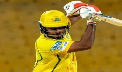 ফোন বের করতেই দেখলেন ডিসপ্লে ভাঙা! মাঝরাস্তায় ভক্তের কপাল খুলে দিলেন সিএসকে তারকা সঞ্জু