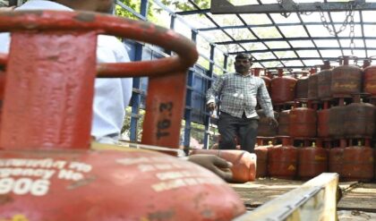 গ্যাসের আকাল নেই, গুজবে কান দেবেন না! এক সপ্তাহে ৮৯ লক্ষ সিলিন্ডার সরবরাহ করল HPCL, অসাধু ব্যবসায়ীদের হুঁশিয়ারি গ্যাসের আকাল নেই, গুজবে কান দেবেন না! এক সপ্তাহে ৮৯ লক্ষ সিলিন্ডার সরবরাহ করল HPCL, অসাধু ব্যবসায়ীদের হুঁশিয়ারি