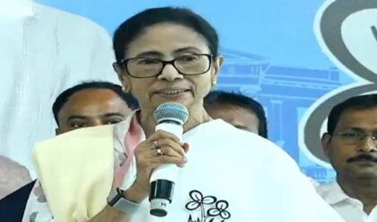 “ভোট দিতে বাধা দিলে ঝাড়ু দিয়ে রাস্তা সাফ করুন!” খণ্ডঘোষের সভা থেকে মা-বোনেদের দুর্ধর্ষ নিদান মমতার