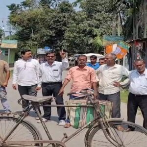 পতাকা ছিঁড়ে নর্দমায়, পুড়ল ব্যানার! ভোটের মুখে বক্সিরহাটে চরম উত্তেজনা, কাঠগড়ায় শাসকদল