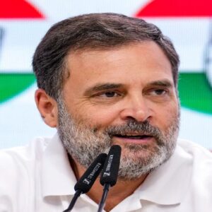 নিজের অস্তিত্ব রক্ষার লড়াই লড়ছেন রাহুল! মহারাষ্ট্রের মুখ্যমন্ত্রীর এক মন্তব্যে জাতীয় রাজনীতিতে তোলপাড়