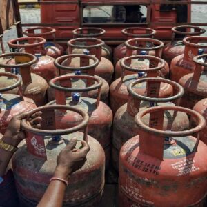 যুদ্ধ মিটতেই ভোলবদল! আতঙ্ক কাটিয়ে এখন সিলিন্ডার নিতে নারাজ আমজনতা, বিপাকে গ্যাস ডিস্ট্রিবিউটররা