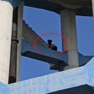 “প্রেমিকাকে চাই, নইলে ঝাঁপ দেব!” সাতসকালে ৬০ ফুট উঁচুতে মরণঝাঁপের হুমকি, হুলুস্থুল পুরুলিয়ায়