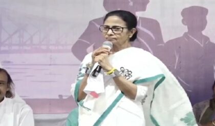 লক্ষ্মীর ভাণ্ডার মিলবে আজীবন! ছাতনার সভা থেকে ‘মানব ধর্ম’ ও বিজেপির ‘১৫ লক্ষ’ নিয়ে গর্জে উঠলেন তৃণমূল নেত্রী