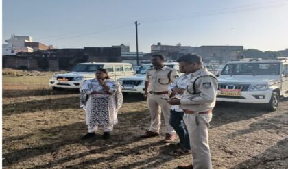 হঠাৎ নিয়ন্ত্রণ হারিয়ে গাছে ধাক্কা, দুমড়েমুচড়ে গেল গাড়ি! দেওয়াস ও দিন্দোরিতে মর্মান্তিক পথ দুর্ঘটনায় শোকের ছায়া