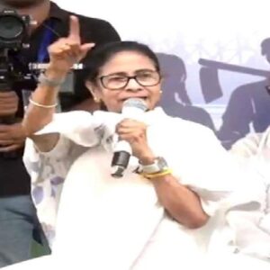 ‘অজ্ঞান হলেই ছক্কা মারবে!’ ভোটের পর কর্মীদের কেন চা খেতে বারণ করলেন তৃণমূল নেত্রী?