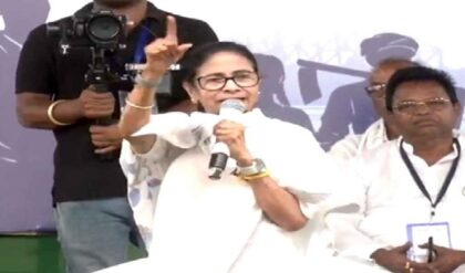 ‘অজ্ঞান হলেই ছক্কা মারবে!’ ভোটের পর কর্মীদের কেন চা খেতে বারণ করলেন তৃণমূল নেত্রী?