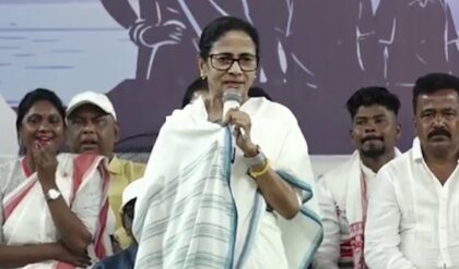 লক্ষ্মীর ভাণ্ডার থেকে চাকরি: বিজেপিকে একহাত নিয়ে ‘সহযোদ্ধা’ হওয়ার ডাক দিলেন মমতা বন্দ্যোপাধ্যায়!