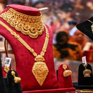 সোনার জৌলুস উধাও! ইরান-মার্কিন দ্বন্দ্বে হুড়মুড়িয়ে পড়ল দাম, কেনার সুবর্ণ সুযোগ এখনই?