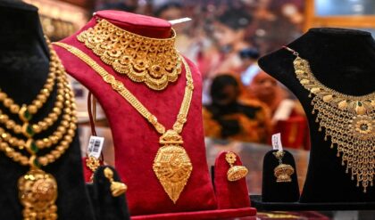 সোনার জৌলুস উধাও! ইরান-মার্কিন দ্বন্দ্বে হুড়মুড়িয়ে পড়ল দাম, কেনার সুবর্ণ সুযোগ এখনই?