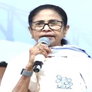 ইভিএম মেশিনে থাকতে পারে ‘চিপ’! দুর্গাপুরের সভা থেকে বিজেপি ও কমিশনকে বিঁধে কর্মীদের সতর্ক করলেন মমতা