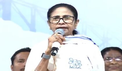 ইভিএম মেশিনে থাকতে পারে ‘চিপ’! দুর্গাপুরের সভা থেকে বিজেপি ও কমিশনকে বিঁধে কর্মীদের সতর্ক করলেন মমতা