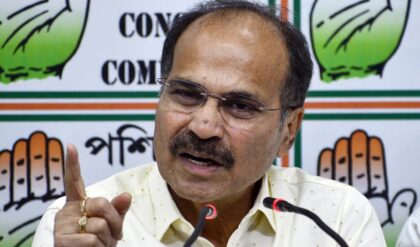 ‘পুলিশের ওপর ভরসা নেই, ভোট দিতে না পারলে আমাদের জানান’, বহরমপুরে রণংদেহী মেজাজে অধীর ‘পুলিশের ওপর ভরসা নেই, ভোট দিতে না পারলে আমাদের জানান’, বহরমপুরে রণংদেহী মেজাজে অধীর