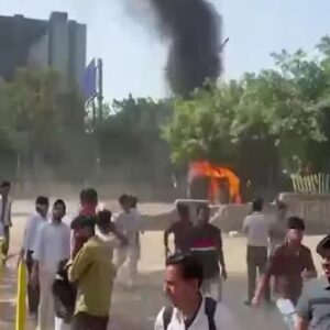 “ছুটির দিনে কাজ করলে চাই ডবল টাকা!”-কর্মীদের বিক্ষোভে জ্বলল গাড়ি, স্তব্ধ জনজীবন “ছুটির দিনে কাজ করলে চাই ডবল টাকা!”-কর্মীদের বিক্ষোভে জ্বলল গাড়ি, স্তব্ধ জনজীবন