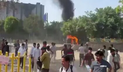 “ছুটির দিনে কাজ করলে চাই ডবল টাকা!”-কর্মীদের বিক্ষোভে জ্বলল গাড়ি, স্তব্ধ জনজীবন