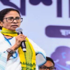 ইভিএম পাহারা দিন, দই-সন্দেশ দিলেও খাবেন না! ভোটকর্মীদের ‘বিষ’ ও ‘ঘুমের ওষুধ’ নিয়ে সতর্ক করলেন মমতা