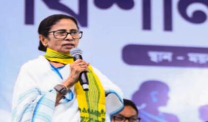 ইভিএম পাহারা দিন, দই-সন্দেশ দিলেও খাবেন না! ভোটকর্মীদের ‘বিষ’ ও ‘ঘুমের ওষুধ’ নিয়ে সতর্ক করলেন মমতা