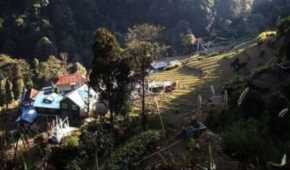 “পিঠে ইভিএম, সঙ্গী খচ্চর!”-১০ হাজার ফুট উঁচুতে! বাংলার এই বুথ, জেনেনিন কোথায়?