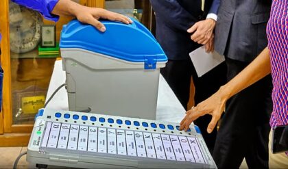 “ছাপ্পা রুখতে নয়া দাওয়াই”-এবার বুথের বাইরেই বসছে বিশেষ টিম, ভুয়ো ভোটার দিলেই বিপদ! “ছাপ্পা রুখতে নয়া দাওয়াই”-এবার বুথের বাইরেই বসছে বিশেষ টিম, ভুয়ো ভোটার দিলেই বিপদ!