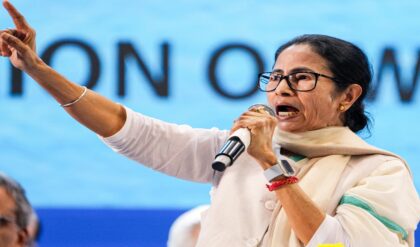 বাংলার ৫০০ অফিসার কেন তামিলনাড়ুতে? নির্বাচন কমিশনের বিরুদ্ধে ‘পক্ষপাতিত্বের’ অভিযোগে রণংদেহী মমতা