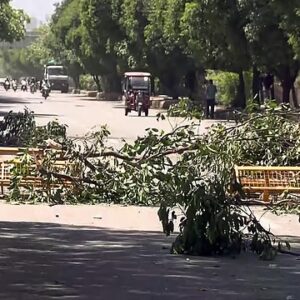 “৩ ঘণ্টা ধরে নরকযন্ত্রণা”-হাতেগোনা পুলিশ বনাম হাজার হাজার শ্রমিক; কেন রণক্ষেত্র হলো নয়ডা?