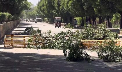 “৩ ঘণ্টা ধরে নরকযন্ত্রণা”-হাতেগোনা পুলিশ বনাম হাজার হাজার শ্রমিক; কেন রণক্ষেত্র হলো নয়ডা? “৩ ঘণ্টা ধরে নরকযন্ত্রণা”-হাতেগোনা পুলিশ বনাম হাজার হাজার শ্রমিক; কেন রণক্ষেত্র হলো নয়ডা?