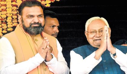 নবান্নের পর এবার পটনায় পালাবদল! রাজ্যসভায় গেলেন নীতীশ, বিহারের নয়া ভাগ্যবিধাতা সম্রাট চৌধুরী নবান্নের পর এবার পটনায় পালাবদল! রাজ্যসভায় গেলেন নীতীশ, বিহারের নয়া ভাগ্যবিধাতা সম্রাট চৌধুরী