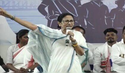 “আমি ধমকালে চমকাই না, গর্জাই!” পুলিশের ভূমিকা নিয়ে প্রশ্ন তুলে হাওড়ায় হুঙ্কার তৃণমূল নেত্রীর “আমি ধমকালে চমকাই না, গর্জাই!” পুলিশের ভূমিকা নিয়ে প্রশ্ন তুলে হাওড়ায় হুঙ্কার তৃণমূল নেত্রীর