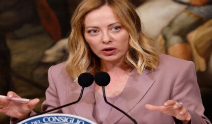 “পোপের অপমান সইব না!” ট্রাম্পকে কড়া জবাব দিয়ে ইজরায়েলের ওপর বড় ‘সার্জিক্যাল স্ট্রাইক’ মেলোনির “পোপের অপমান সইব না!” ট্রাম্পকে কড়া জবাব দিয়ে ইজরায়েলের ওপর বড় ‘সার্জিক্যাল স্ট্রাইক’ মেলোনির