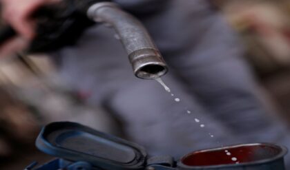 ভারতের শোধনাগারে রুশ তেল, আর তাতেই চলছে আমেরিকা-ইউরোপ! যুদ্ধের বাজারে ভারতের ‘তেল-নীতি’তে বিশ্বজুড়ে শোরগোল ভারতের শোধনাগারে রুশ তেল, আর তাতেই চলছে আমেরিকা-ইউরোপ! যুদ্ধের বাজারে ভারতের ‘তেল-নীতি’তে বিশ্বজুড়ে শোরগোল