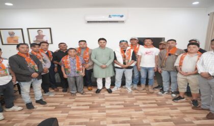 দার্জিলিংয়ে দলবদলের খেলা! তৃণমূল ছেড়ে পদ্ম শিবিরে অভিজ্ঞ নেতারা, পাহাড়ে কি এবার পরিবর্তনের হাওয়া?