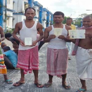নো-ম্যানস ল্যান্ড’ থেকে বুথ পর্যন্ত সফর! অধিকার মিললেও অন্ধকারেই দিন কাটছে হলদিবাড়ির ক্যাম্পবাসীর নো-ম্যানস ল্যান্ড’ থেকে বুথ পর্যন্ত সফর! অধিকার মিললেও অন্ধকারেই দিন কাটছে হলদিবাড়ির ক্যাম্পবাসীর