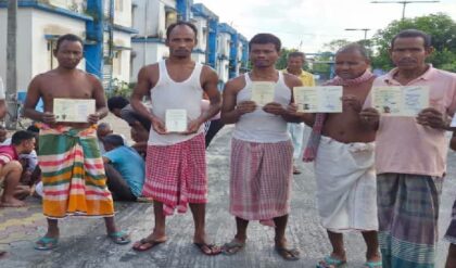 নো-ম্যানস ল্যান্ড’ থেকে বুথ পর্যন্ত সফর! অধিকার মিললেও অন্ধকারেই দিন কাটছে হলদিবাড়ির ক্যাম্পবাসীর নো-ম্যানস ল্যান্ড’ থেকে বুথ পর্যন্ত সফর! অধিকার মিললেও অন্ধকারেই দিন কাটছে হলদিবাড়ির ক্যাম্পবাসীর