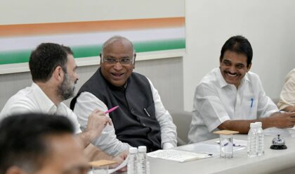 গণতন্ত্র কি ‘রাবার স্ট্যাম্প’? মোদী সরকারের নতুন বিল রুখতে খাড়গের বাড়িতে জরুরি বৈঠকে ‘ইন্ডিয়া’ জোট