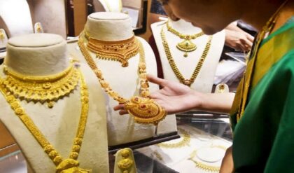 সোনার দাম কমতেই লোন বাজারে ধস? ১৬.২ লক্ষ কোটির গোল্ড লোন নিয়ে কেন চিন্তায় বিশেষজ্ঞরা?