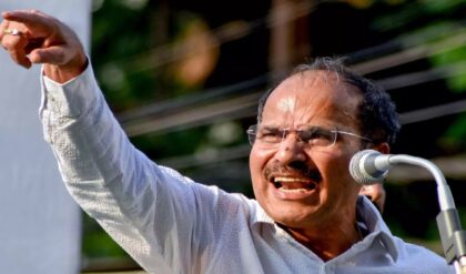 অধীরকে ঘিরে ধুন্ধুমার তৃণমূল-কংগ্রেস সংঘর্ষ, পরিস্থিতি সামলাতে নামল কেন্দ্রীয় বাহিনী!