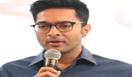 বিজেপি প্রার্থীদের হাতে রুই-ইলিশ! ভোটের মুখে গেরুয়া শিবিরের ‘মাছে-ভাতে’ কৌশল নিয়ে হাসির রোল রাজনৈতিক মহলে