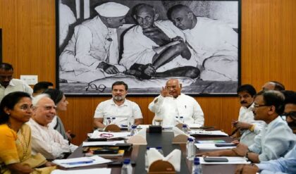 “কারচুপির মাধ্যমে ক্ষমতা দখলের চেষ্টা!” মহিলা বিল নিয়ে খাড়গে-রাহুলের বিস্ফোরক অভিযোগ, তোলপাড় দেশ! “কারচুপির মাধ্যমে ক্ষমতা দখলের চেষ্টা!” মহিলা বিল নিয়ে খাড়গে-রাহুলের বিস্ফোরক অভিযোগ, তোলপাড় দেশ!