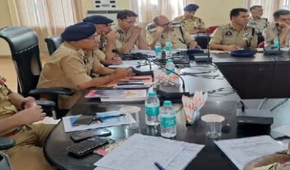 পোশাকে রাজনীতি বা সমাজমাধ্যমে রিল— সব বন্ধ! পুলিশকর্মীদের জন্য কড়া ফতোয়া লালবাজারের, ভোটের আগে ‘ক্লিনআপ’ মিশন