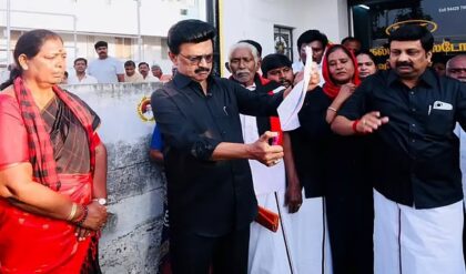 তামিলদের অধিকার কেড়ে নিচ্ছে কেন্দ্র? কালো পোশাকে রণংদেহি মেজাজে স্ট্যালিন তামিলদের অধিকার কেড়ে নিচ্ছে কেন্দ্র? কালো পোশাকে রণংদেহি মেজাজে স্ট্যালিন